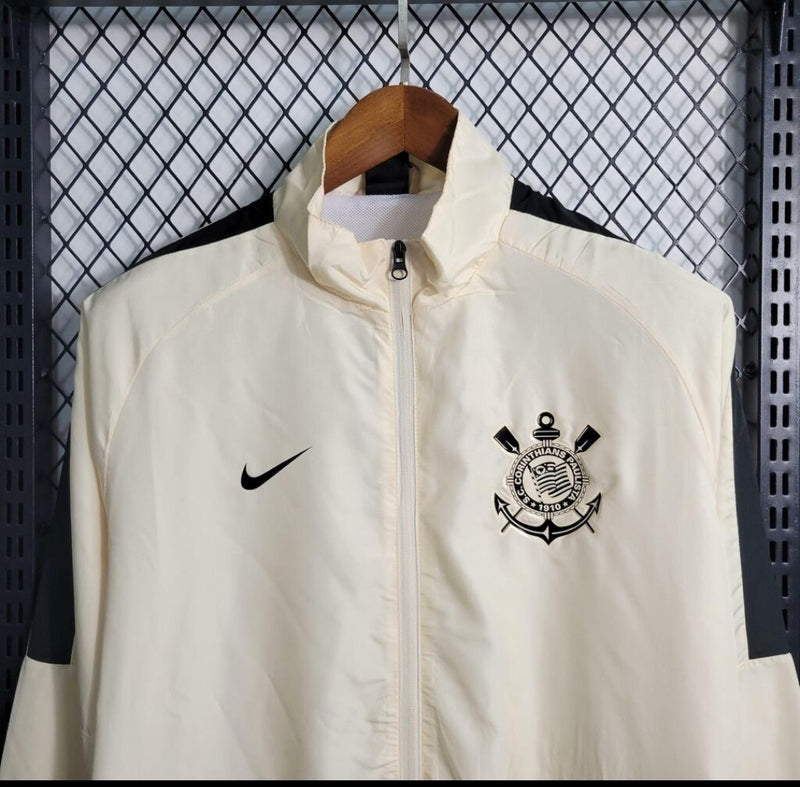 Jaqueta corta vento Corinthians 2024/25 Nike masculino na cor bege com escudo bordado no peito 