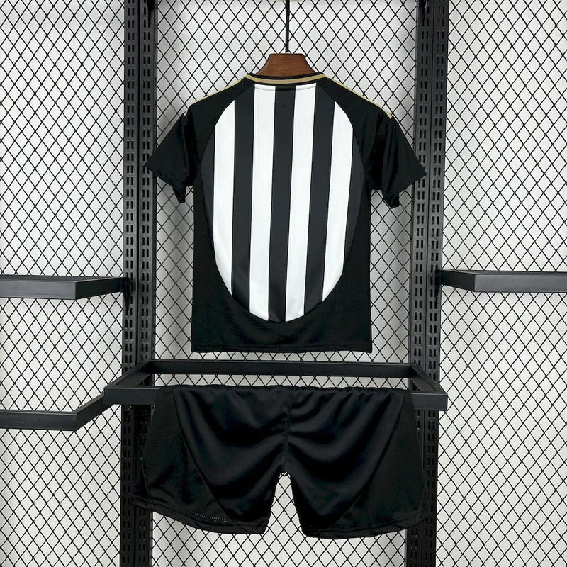 Kit Infantil Atlético Mineiro Home (1) 2025/26 Adidas – uniforme completo com camisa listrada preta e branca, shorts preto e meiões, ideal para jovens torcedores do Galo"