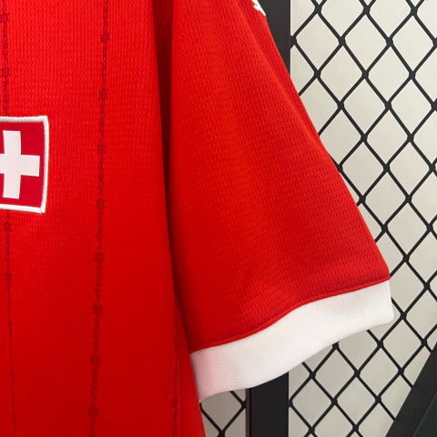 Camisa Suíça Home I 2024/25 Puma Torcedor Masculina, vermelha, com escudo da seleção suíça e logo Puma em destaque, feita em tecido leve e respirável, modelo masculino com caimento confortável, ideal para jogos e uso casual.”