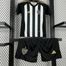 Kit Infantil Atlético Mineiro Home (1) 2025/26 Adidas – uniforme completo com camisa listrada preta e branca, shorts preto e meiões, ideal para jovens torcedores do Galo"