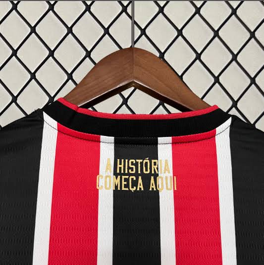 Camisa São Paulo Away II 2024/25 New Balance Torcedor Masculina branca com detalhes em vermelho e preto, leve e respirável, ideal para jogos, treinos e torcedores do Tricolor Paulista."