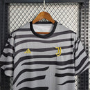 Camisa Juventus Pré-Jogo Zebra 2023/24 Adidas Torcedor Masculina - Branca e Preta