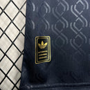 Kit Infantil Juventus Third III 2024/25 Adidas oficial, camisa com cores alternativas e escudo da Juventus em destaque, shorts e meias combinando, uniforme completo para crianças de 3 a 13 anos