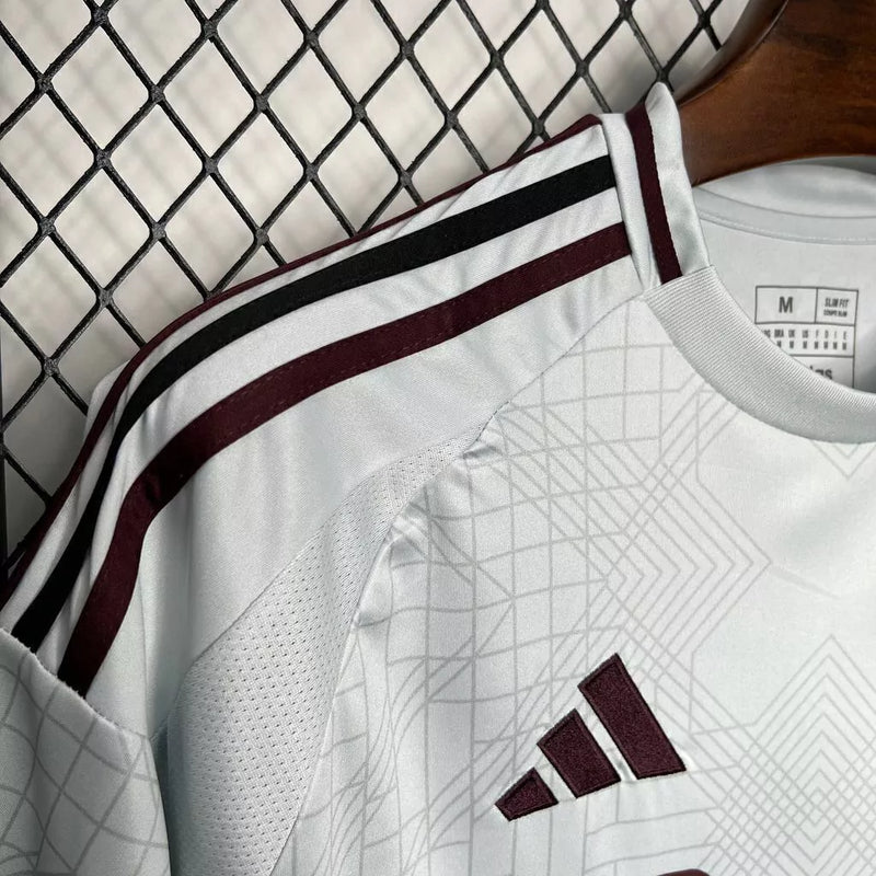Camisa Ajax Third (3) 2024/25 Adidas Torcedor Masculina original, cor alternativa com escudo bordado e tecnologia AEROREADY – produto oficial licenciado.
