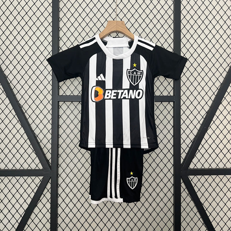 Kit Infantil Atlético Mineiro Home 2024/25 Adidas, camisa listrada preta e branca com shorts e meias, uniforme oficial para crianças torcedoras do Galo."