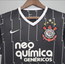 Camisa retrô do Corinthians modelo Away 2011/12 para torcedor masculino, preta com listras verticais cinza, escudo do clube bordado no peito esquerdo, logo Nike branco no peito direito e gola em V."