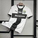 Camisa Parma Home I 2024/25 Puma Torcedor Masculina Branca com cruz azul, escudo bordado e design clássico do clube italiano.”