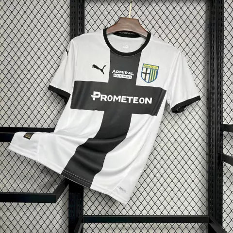 Camisa Parma Home I 2024/25 Puma Torcedor Masculina Branca com cruz azul, escudo bordado e design clássico do clube italiano.”
