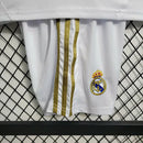Kit Infantil Real Madrid Retrô 2011/12 Adidas oficial, camisa branca com escudo do Real Madrid em destaque, shorts e meias combinando, uniforme completo para crianças de 3 a 13 anos"