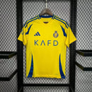 Camisa Al-Nassr Home I 2024/25 Torcedor Masculina, amarela com detalhes em azul, tecido leve e confortável, uniforme oficial do clube saudita para torcedores
