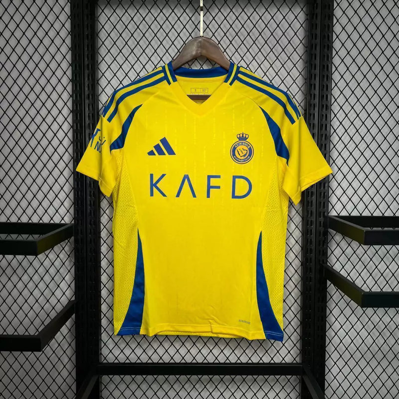 Camisa Al-Nassr Home I 2024/25 Torcedor Masculina, amarela com detalhes em azul, tecido leve e confortável, uniforme oficial do clube saudita para torcedores

