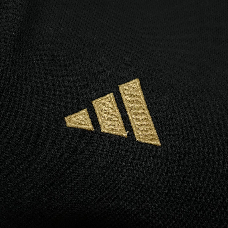 Camisa Peru Away II 2024/25 Adidas masculina, preta, com escudo da seleção peruana no peito, detalhes clássicos e listras diagonais, tecido leve e respirável com tecnologia AEROREADY, ideal para treinos, jogos e torcer pelo time com estilo e conforto.”