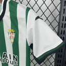 Kit Infantil Córdoba CF Home (1) 2025/26, camisa verde e branca com shorts oficiais, disponível dos tamanhos 3-4 anos até 12-13 anos, uniforme completo para pequenos torcedores."