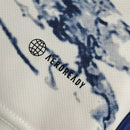 Camisa Itália Away II 2023/24 Adidas Torcedor masculina, off white, com escudo da seleção italiana no peito e três listras Adidas nos ombros, feita em tecido leve e respirável, modelo com caimento torcedor mais solto e confortável, ideal para torcer com estilo e autenticidade.”