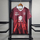 Camisa Torino Especial Suzuki 10 Anos 2023/24 Joma Torcedor Masculina Grená com detalhes dourados e escudo bordado, edição comemorativa da parceria Torino e Suzuki.”