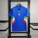 Camisa Itália Edição ICON 2023/24 Adidas Torcedor Masculina, azul vibrante, com escudo da seleção italiana e logo Adidas em destaque, modelo casual e confortável, ideal para torcedores e colecionadores.”