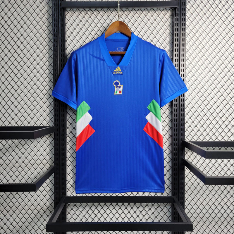 Camisa Itália Edição ICON 2023/24 Adidas Torcedor Masculina, azul vibrante, com escudo da seleção italiana e logo Adidas em destaque, modelo casual e confortável, ideal para torcedores e colecionadores.”