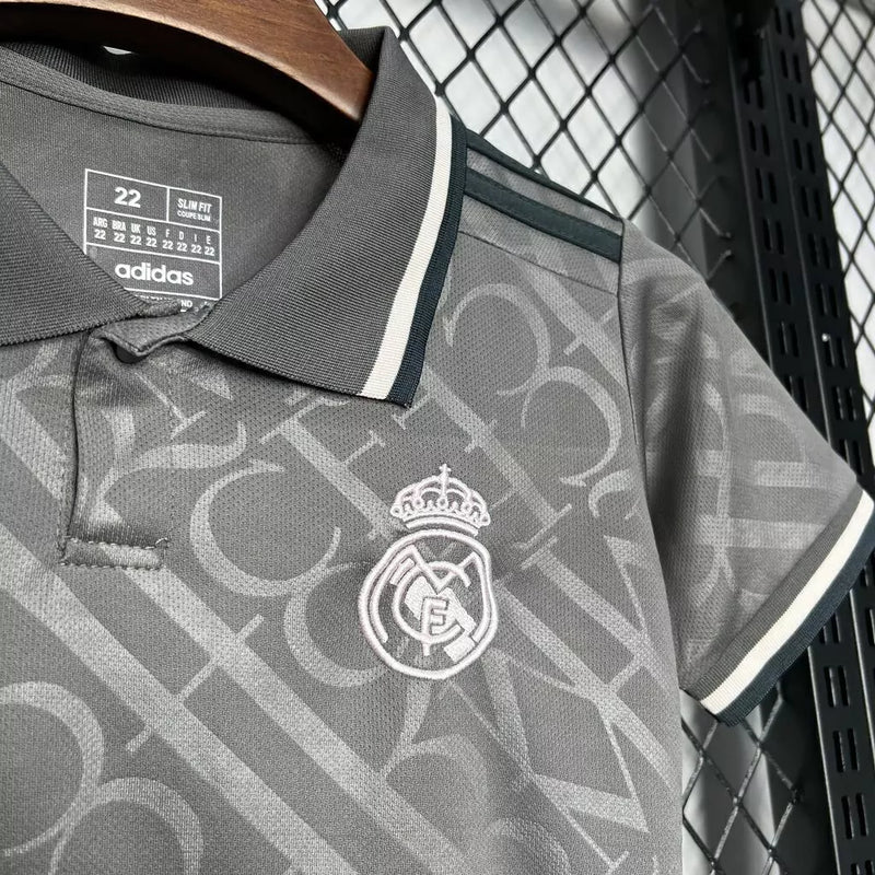 Kit Infantil Real Madrid Third III 2024/25 Adidas oficial, camisa roxa com escudo do Real Madrid em destaque, shorts e meias combinando, uniforme completo para crianças de 3 a 13 anos