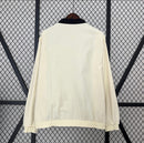 Detalhe da camisa Nike Corinthians 110 Anos 2023 bege com escudo do clube e tecido tecnológico.