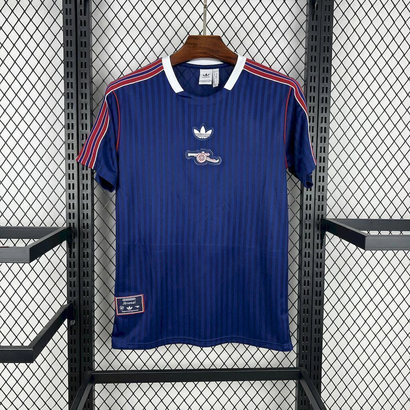 Camisa Arsenal Icon 2025/26 Adidas Torcedor Masculina azul, modelo oficial inspirado no uniforme clássico dos Gunners, com escudo do Arsenal em destaque e logo Adidas bordado.