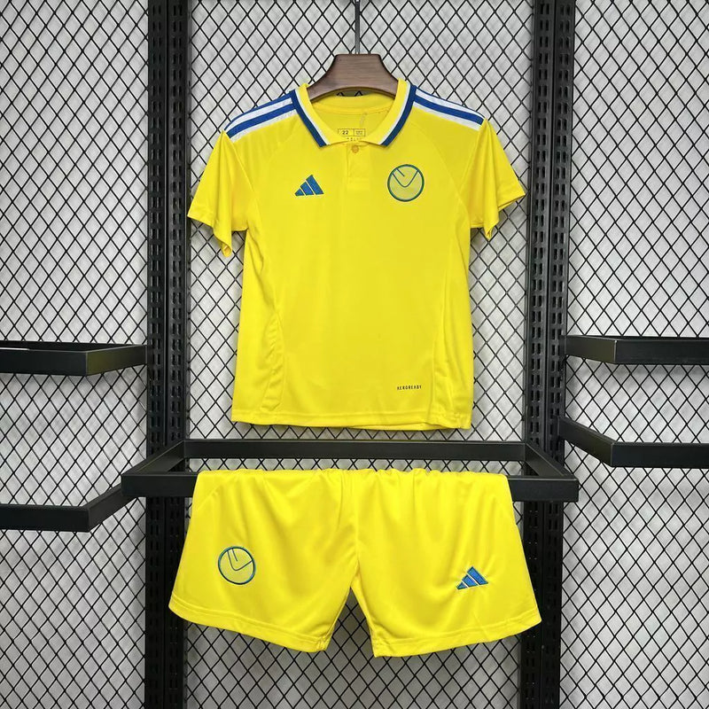 Kit Infantil Leeds United Away II 2024/25 Adidas amarelo com camisa e short, tecido leve e respirável, ideal para pequenos torcedores do clube inglês com estilo e conforto."