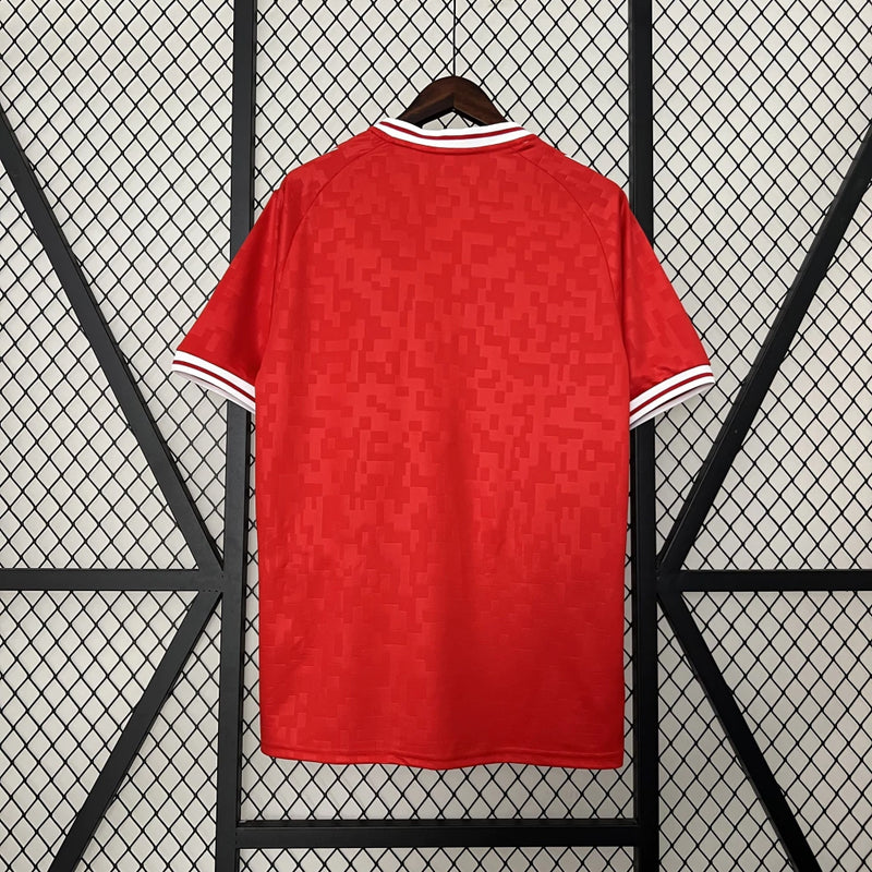Camisa Dinamarca Home I 2024/25 Hummel Torcedor Masculina, vermelha, com escudo da seleção dinamarquesa e logo Hummel em destaque, feita em tecido leve e respirável, modelo masculino com caimento confortável, ideal para jogos e uso casual.”