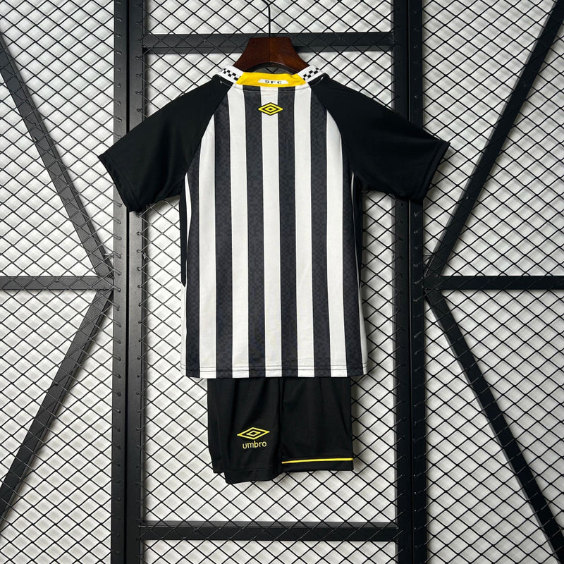 Kit Infantil Santos Home 2025/26 Umbro, camisa branca tradicional com shorts e meias, uniforme oficial para crianças de 3 a 13 anos, ideal para pequenos torcedores do Peixe."