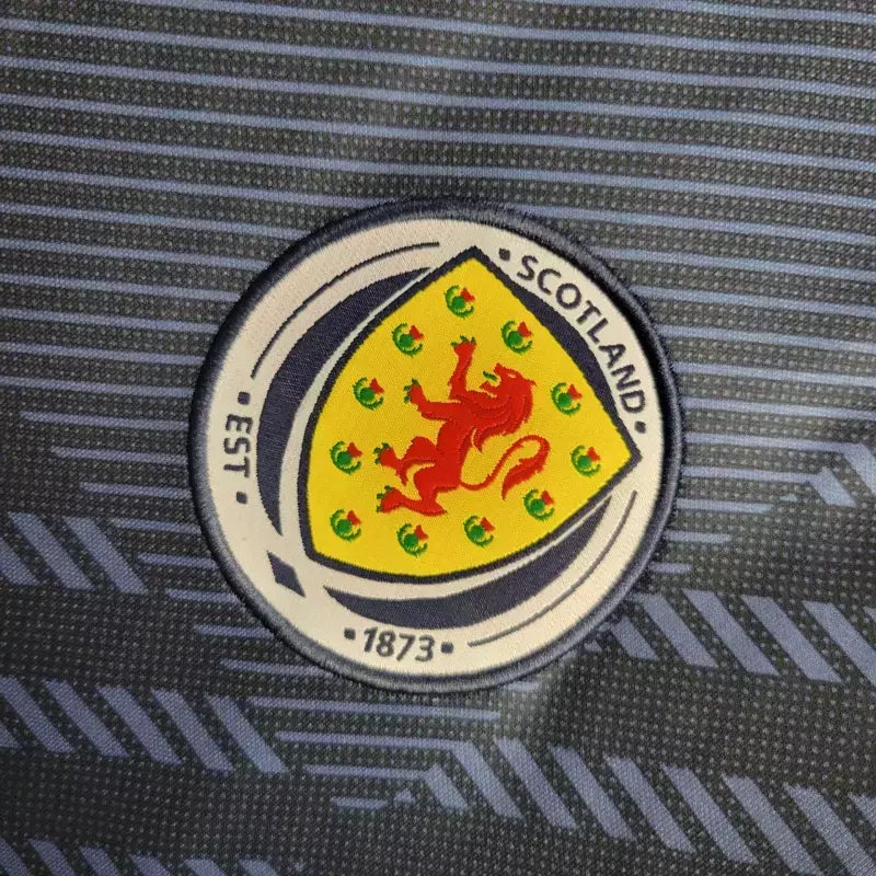 Camisa Escócia Home 2024/25 Masculina Adidas para torcedor, azul escuro com detalhes em branco, modelo oficial da seleção escocesa, ideal para fãs da Escócia