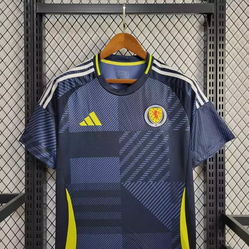 Camisa Escócia Home 2024/25 Masculina Adidas para torcedor, azul escuro com detalhes em branco, modelo oficial da seleção escocesa, ideal para fãs da Escócia