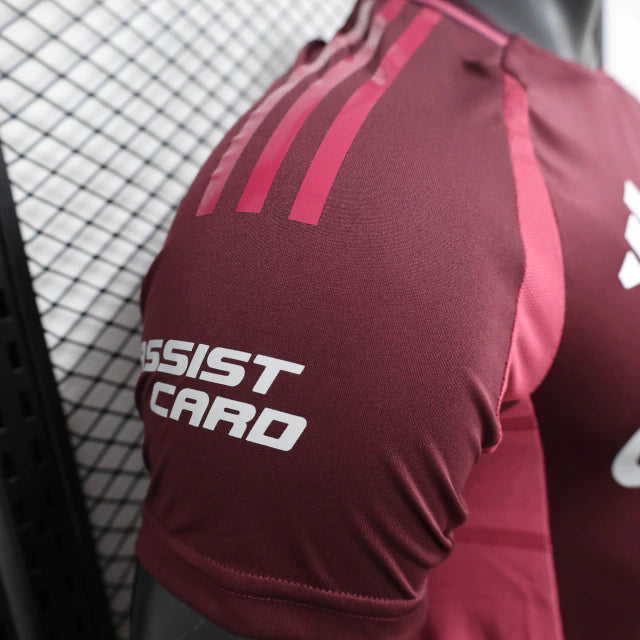 Camisa River Plate Away 2024/25 Adidas Jogador Masculina branca com faixa diagonal vermelha, escudo do clube em silicone no peito e logo Adidas estampado – uniforme oficial usado pelos atletas em campo"