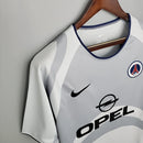 “Camisa PSG Away II 2001/02 Nike Retrô Masculina Cinza e Branca, uniforme histórico do Paris Saint-Germain com design clássico e elegante, ideal para torcedores e colecionadores.”