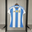 Camisa Argentina Home 2024/25 Torcedor Masculina Adidas com Patch de Campeão – , branca e azul celeste