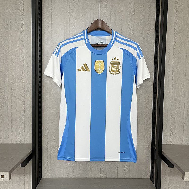 Camisa Argentina Home 2024/25 Torcedor Masculina Adidas com Patch de Campeão – , branca e azul celeste