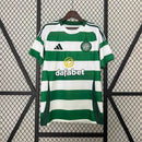 Camisa Celtic Home 2024/25 Masculina para Torcedor, modelo oficial do time escocês, verde e branca listrada, perfeita para fãs do Celtic Football Club."
