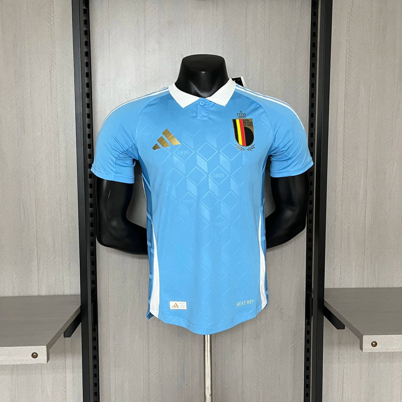 Camisa Bélgica Away II 2024/25 Adidas Jogador masculina, azul com detalhes em amarelo, escudo da seleção belga no peito e três listras Adidas nos ombros, modelo com caimento justo e tecnologia HEAT.RDY para ventilação e conforto, ideal para treinos intensos e torcer com estilo.”
