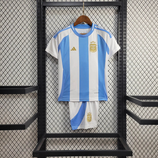 Kit Infantil Argentina Home I 2024/25 Adidas - Conjunto camisa e short infantil nas cores tradicionais celeste e branco, ideal para pequenos torcedores da Seleção Argentina