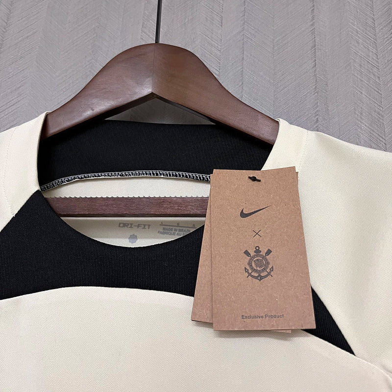 Camiseta Corinthians Treino 2024/25 Nike Masculina - peça de treino do Timão, design esportivo, escudo do clube e logo Nike em destaque.