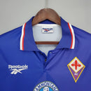 Camisa Fiorentina Home I 1995/96 Reebok Retrô Masculina na cor roxa, com gola clássica e escudo bordado, inspirada na temporada histórica do clube italiano, ideal para colecionadores e torcedores apaixonados pelo futebol retrô.