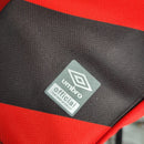 Camisa Athletico Paranaense Home (1) 2023/24 Umbro Torcedor Masculina com escudo oficial bordado e logo Umbro estampado, modelo clássico vermelho e preto do clube paranaense.