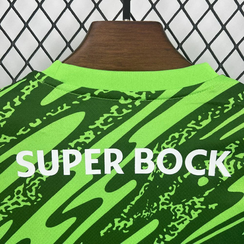 Kit Infantil Sporting CP Goleiro 2025/26 Nike Verde, camiseta e shorts oficiais para crianças de 3-4 a 12-13 anos, design moderno e confortável, ideal para pequenos goleiros e torcedores mirins.