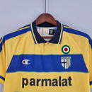 Camisa Parma Home I 1999/00 Retrô Masculina Amarela com detalhes em azul, escudo clássico do clube italiano e design fiel à época.”