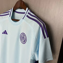 Camisa Escócia Away II 2024/25 Adidas masculina na cor azul, com detalhes em branco, gola em V, mangas curtas e design moderno pensado para torcedores, representando o estilo e a tradição da seleção escocesa"