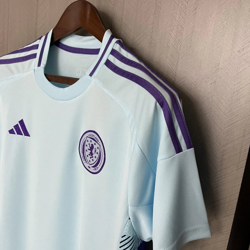 Camisa Escócia Away II 2024/25 Adidas masculina na cor azul, com detalhes em branco, gola em V, mangas curtas e design moderno pensado para torcedores, representando o estilo e a tradição da seleção escocesa"
