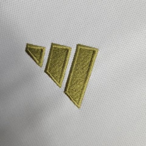 Camisa Olympique Lyon Home I 2023/24 Adidas Torcedor Masculina Branca, com faixas azul e vermelha, escudo aplicado e tecnologia AEROREADY para conforto e estilo dos torcedores do Lyon.”