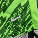 Kit Infantil Sporting CP Goleiro 2025/26 Nike Verde, camiseta e shorts oficiais para crianças de 3-4 a 12-13 anos, design moderno e confortável, ideal para pequenos goleiros e torcedores mirins.