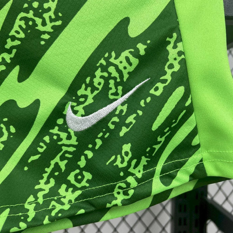 Kit Infantil Sporting CP Goleiro 2025/26 Nike Verde, camiseta e shorts oficiais para crianças de 3-4 a 12-13 anos, design moderno e confortável, ideal para pequenos goleiros e torcedores mirins.
