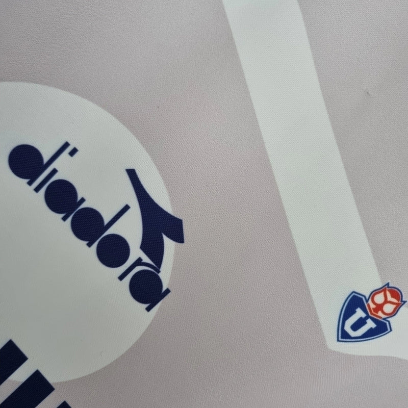 Camisa Universidad de Chile Away II 1996/97 retrô masculina branca, modelo clássico dos anos 90, gola e mangas tradicionais, perfeita para torcedores e colecionadores, estilo histórico e nostálgico do futebol chileno"