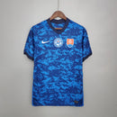 Camisa Eslováquia Home I 2020/21 Nike masculina azul com estampa gráfica, gola redonda e mangas curtas, modelo torcedor confortável em tecido respirável para fãs da seleção eslovaca
