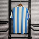 Camisa Argentina Home I 1986/87 Le Coq Sportif Retrô Masculina - uniforme histórico da seleção argentina, listras celeste e branca, gola clássica, tecido leve e respirável, perfeita para torcedores e colecionadores de futebol"