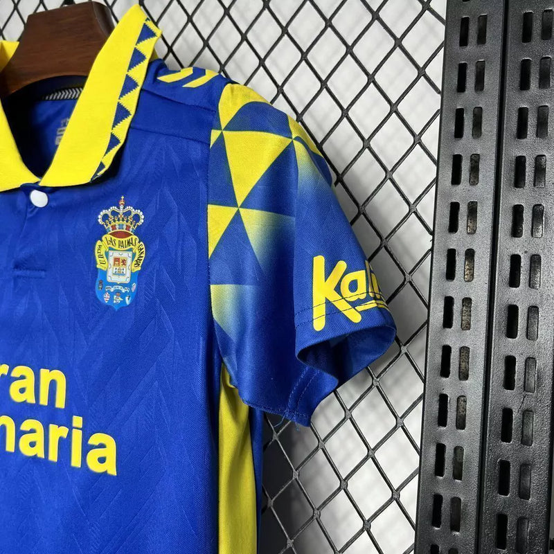 Kit Infantil Las Palmas Away II 2024/25 Hummel com camisa e short, uniforme infantil azul e amarelo, tecido leve e respirável, ideal para jogos, treinos e jovens torcedores do Las Palmas."